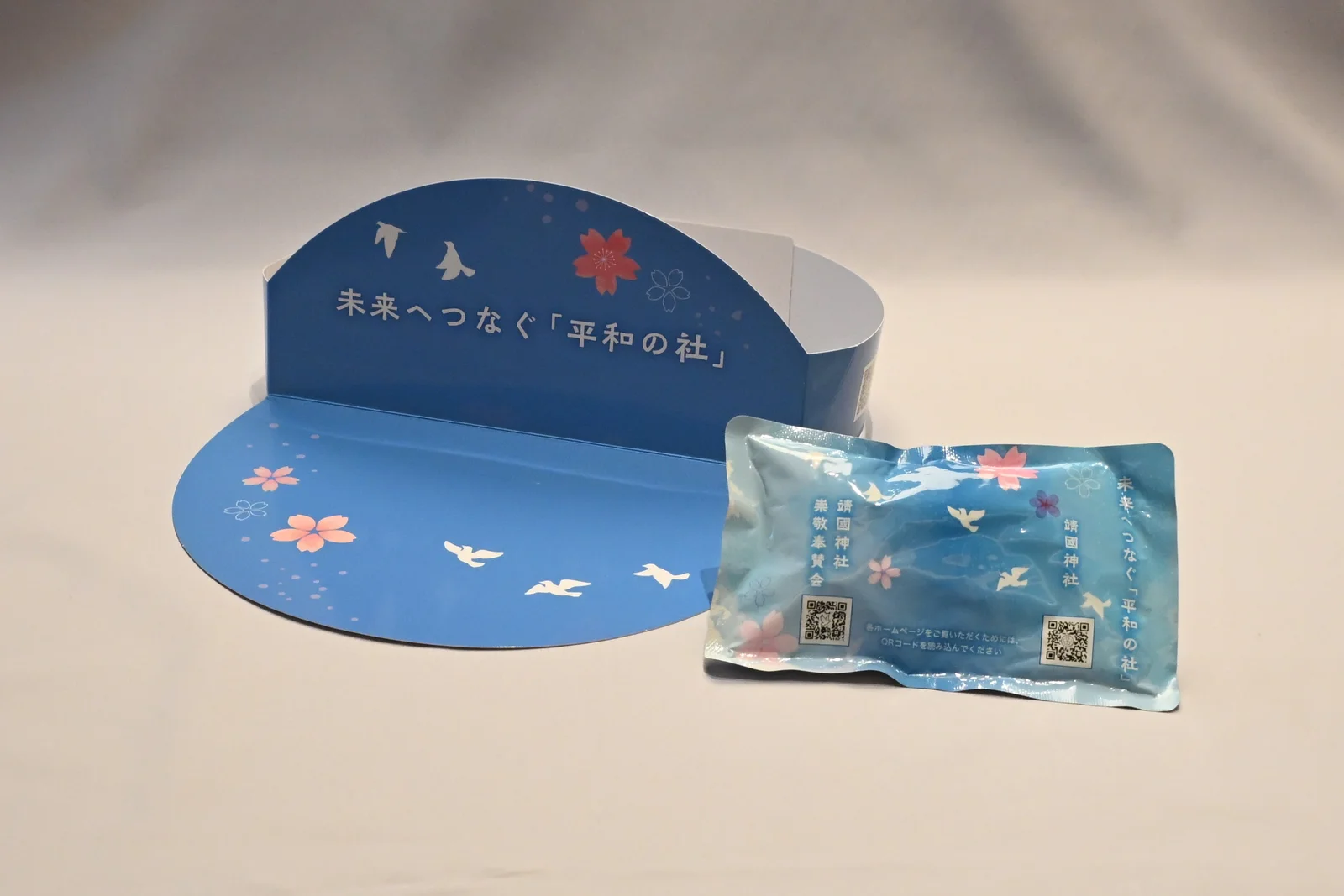 おくばりした水色×鳩デザインの紙製サンバイザーと瞬間冷却剤
