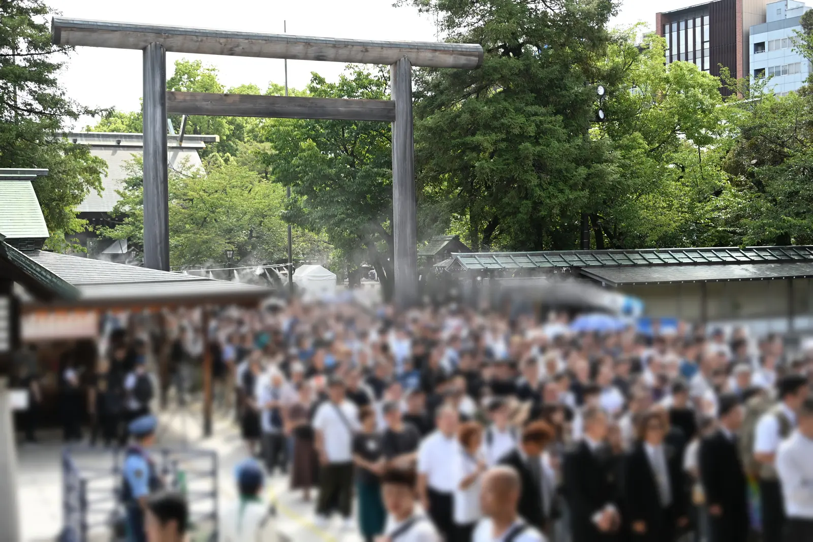 8月15日の朝。参道にはミストが立ちこめ、大勢の方が列をつくっていました