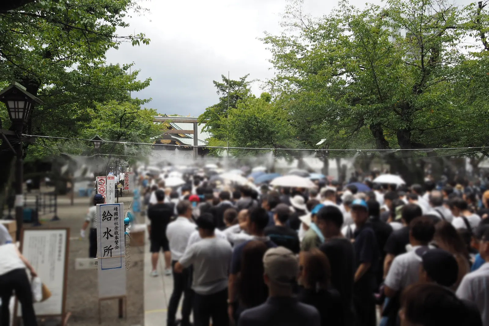 参道に設けられた給水所。ミストの下を、列がゆっくりと進んでいきます