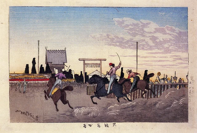 当時の競馬を描いた錦絵。柵の向こうには、風景を見守る人だかりが描かれています