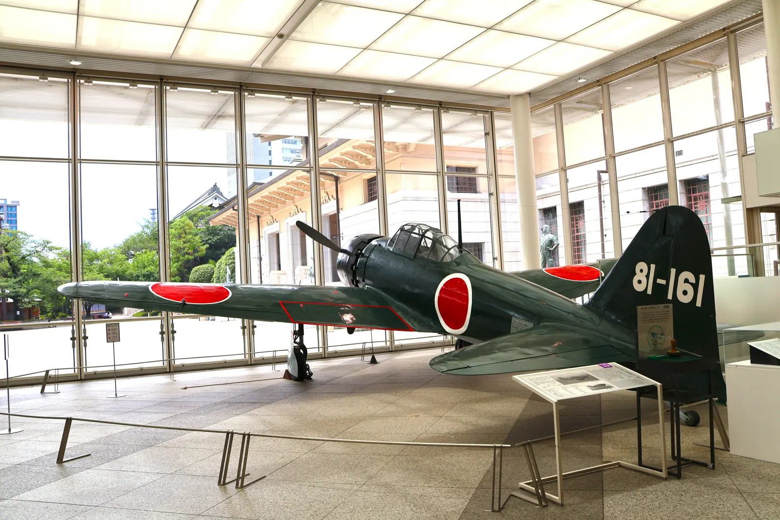 ロビーにはゼロ戦や機関車も展示されています