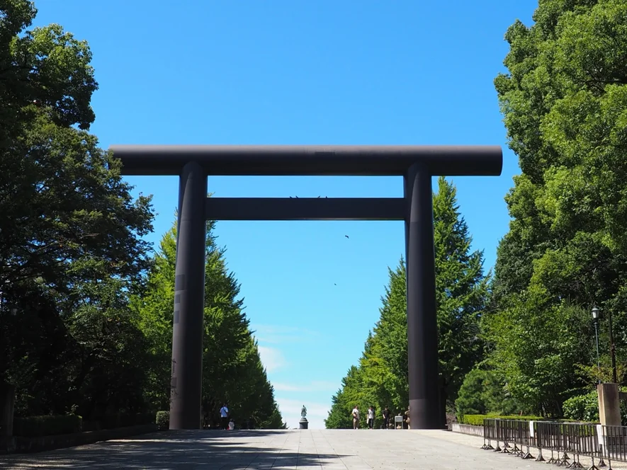 荘厳な姿の第一鳥居。広い空の下、都心の真ん中にあってビルも電線もありません。