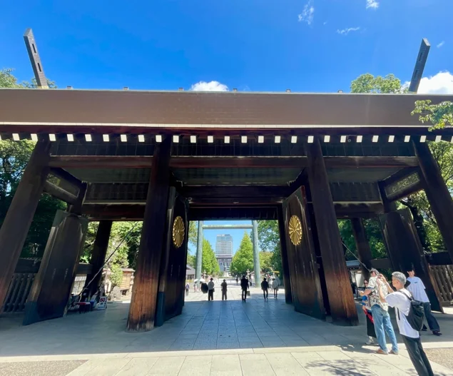 正門にあたる神門は、靖國神社を代表する建築物。