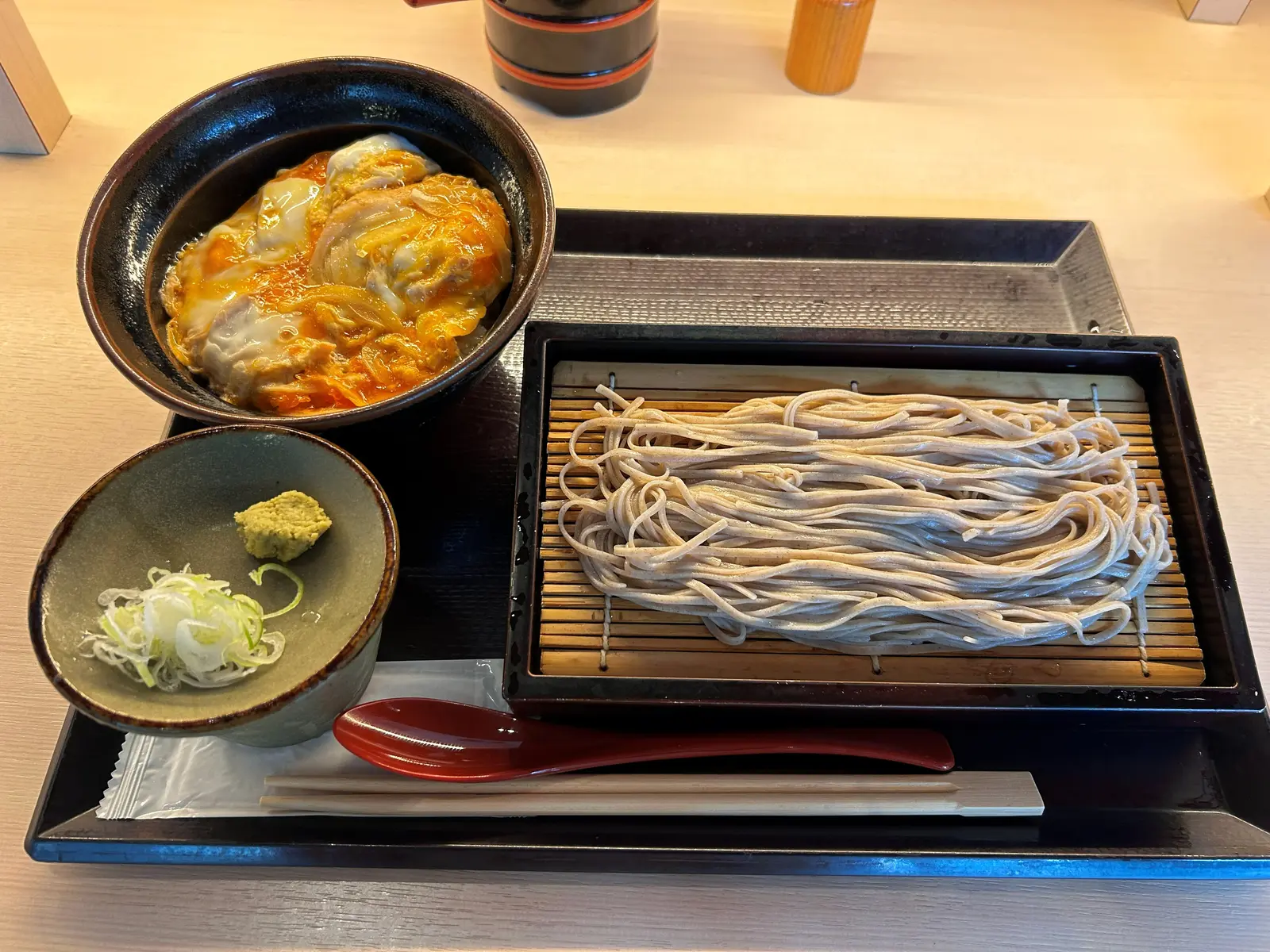 卵丼にお蕎麦のセットでおなかが満たされます。