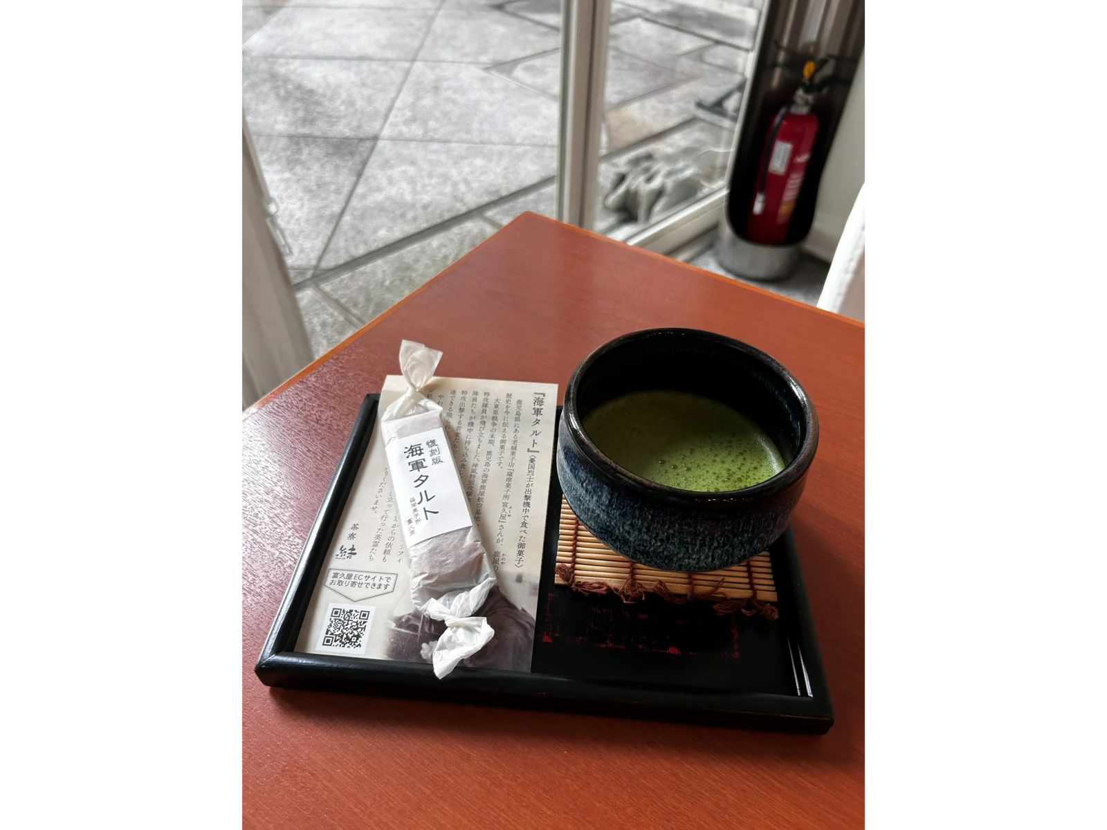 カステラ生地にあんが挟まった優しい甘みのタルト。