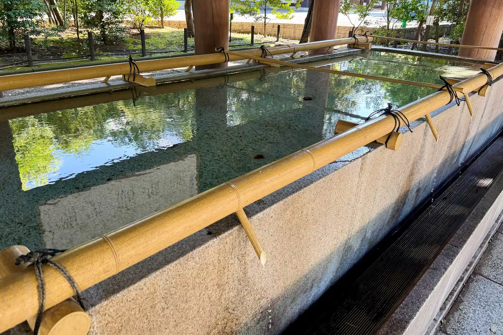 花崗岩で作られた大手水舎