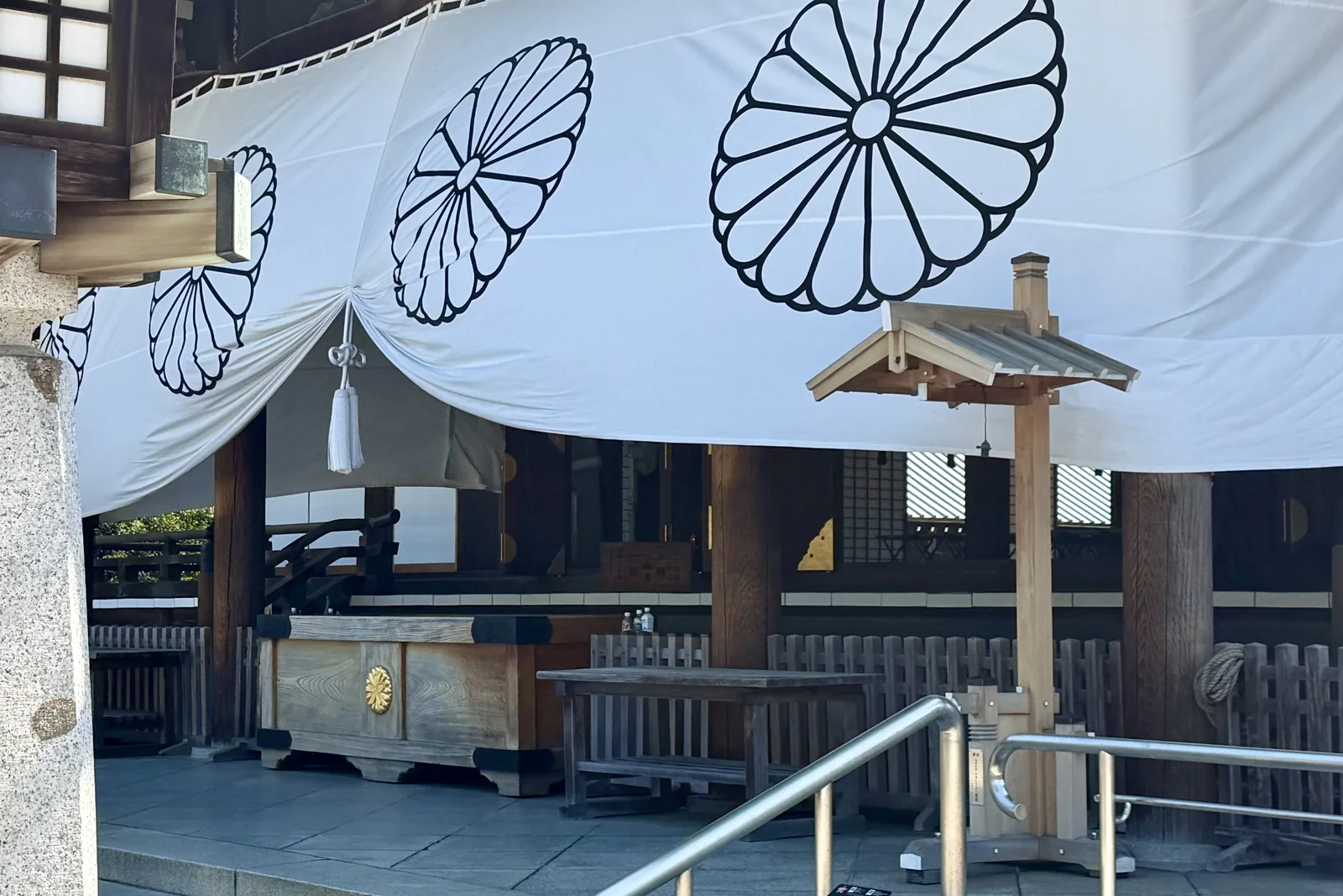 普段は白色の幕。重要な祭典では紫幕が掛けられます