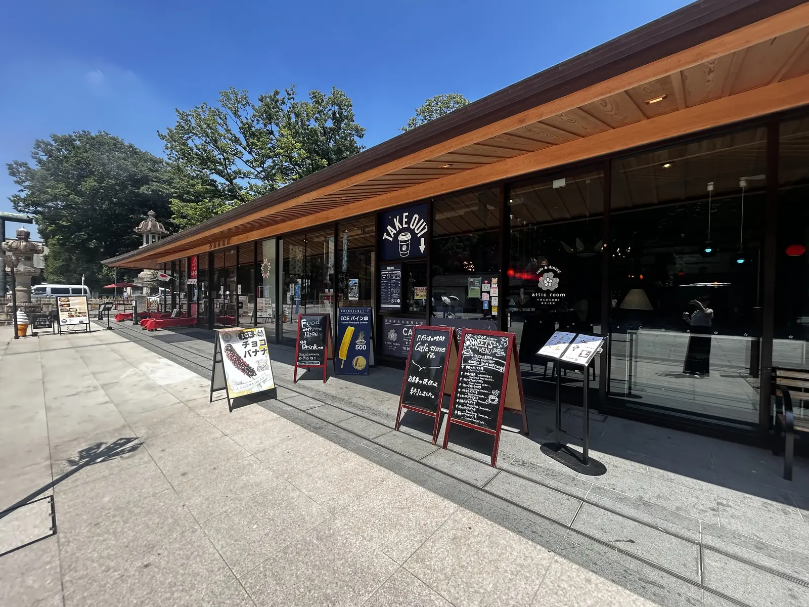 チョコバナナやパイン串もあるなんて、神社ぽくない！
