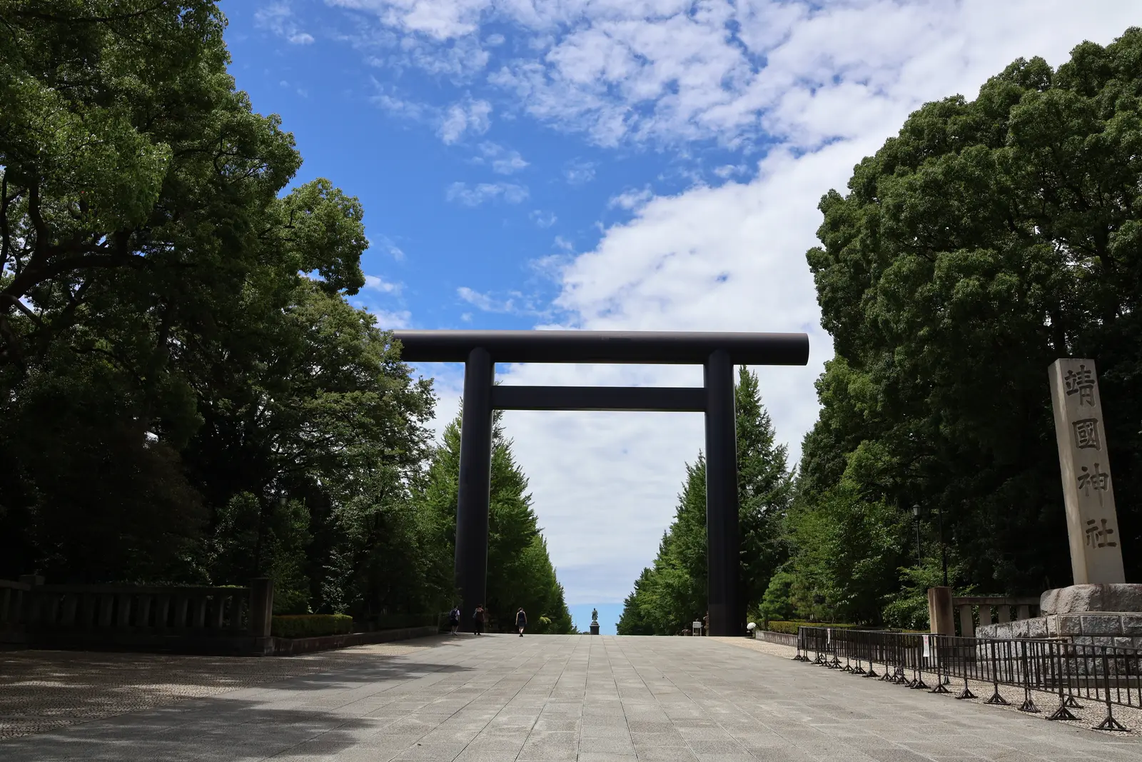 第一鳥居。堂々とした鳥居と、参道の両側に濃い緑