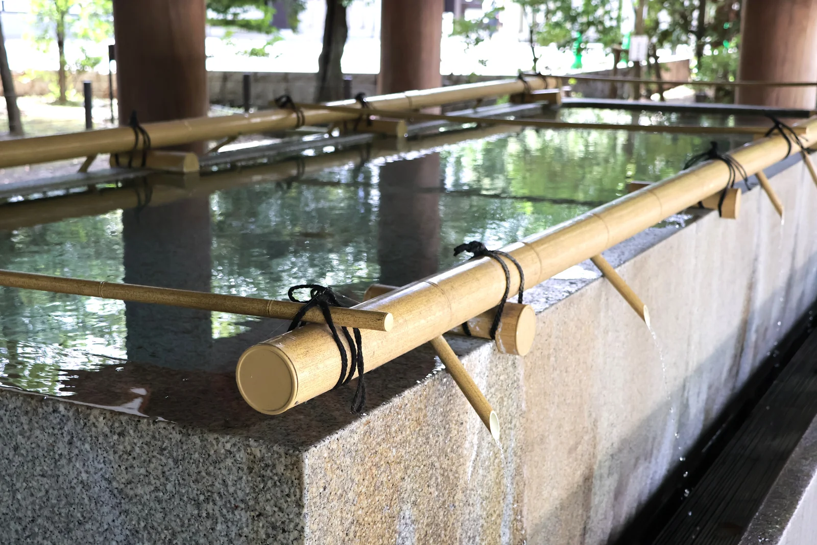たっぷりと水をたたえる大きな手水盤は、1枚岩の花崗岩からできています